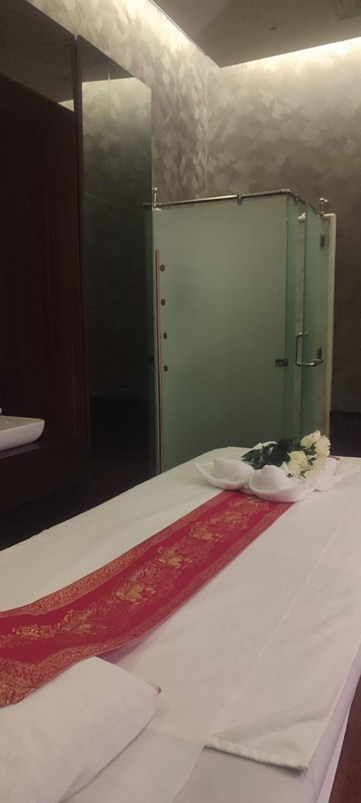 Waterfront Hotel Apartment Lusail 外观 照片 A shower cubicle in a Thai spa